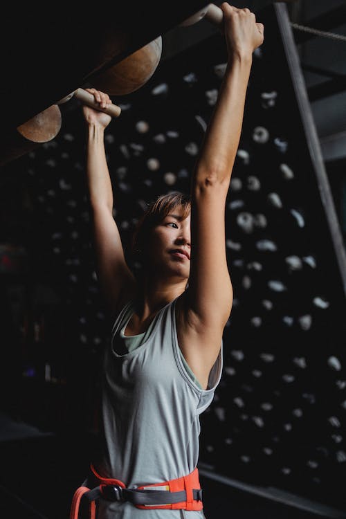 a female swimmer practicing the pull up exercise to achieve a swimmer's body type