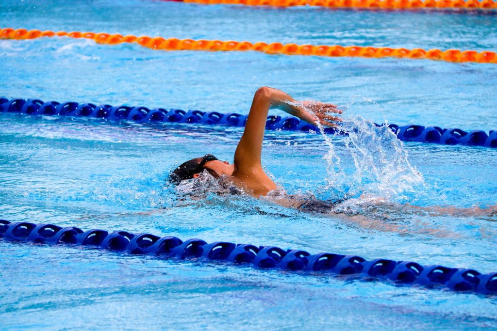 male swimmer swimming 200 yards in the pool